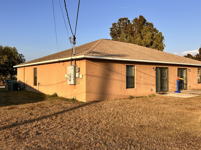 Building Photo - 906 SE 12th Terrace