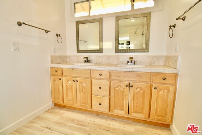 Building Photo - 7610 Kelvin Ave