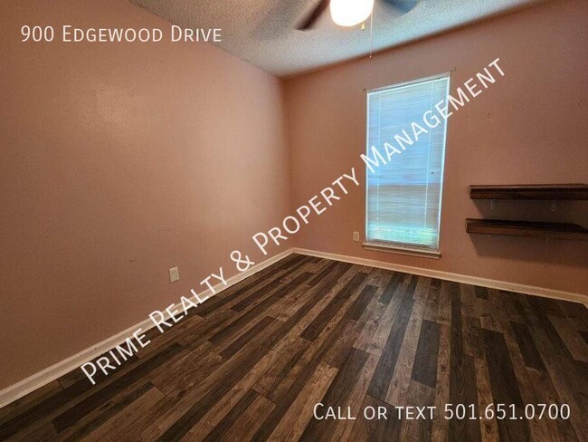 Building Photo - 900 Edgewood Dr
