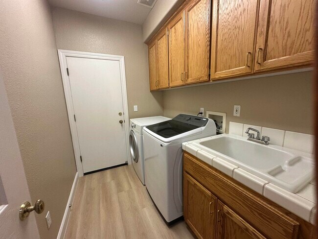 Building Photo - 583 Montori Ct