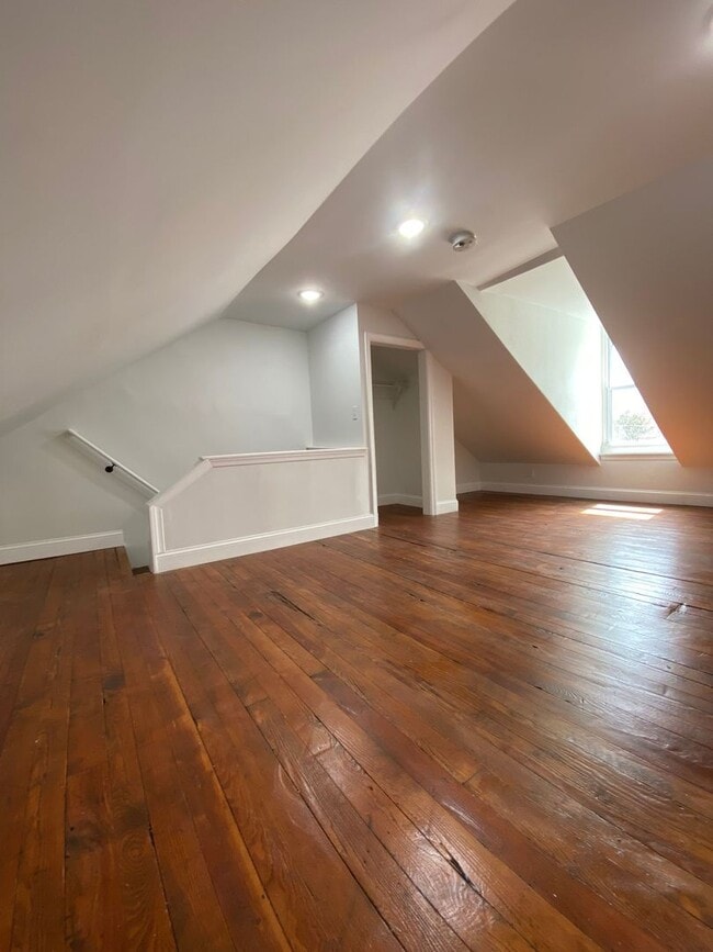 Building Photo - 3 Bedroom 2.5 Bath Home Available For Rent