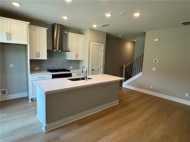 Building Photo - 913 Echo Pk Dr