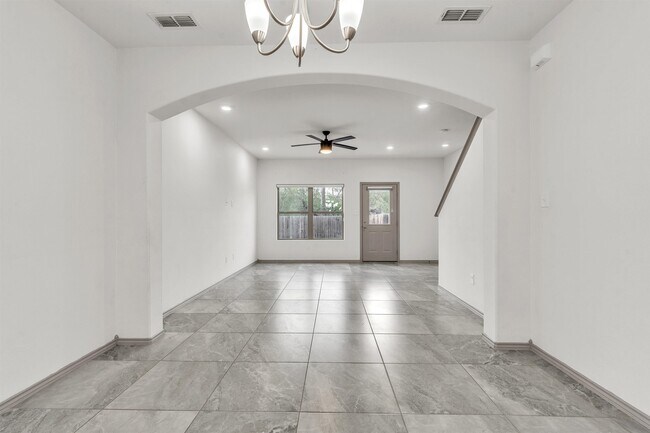 Building Photo - 204 Welland Dr