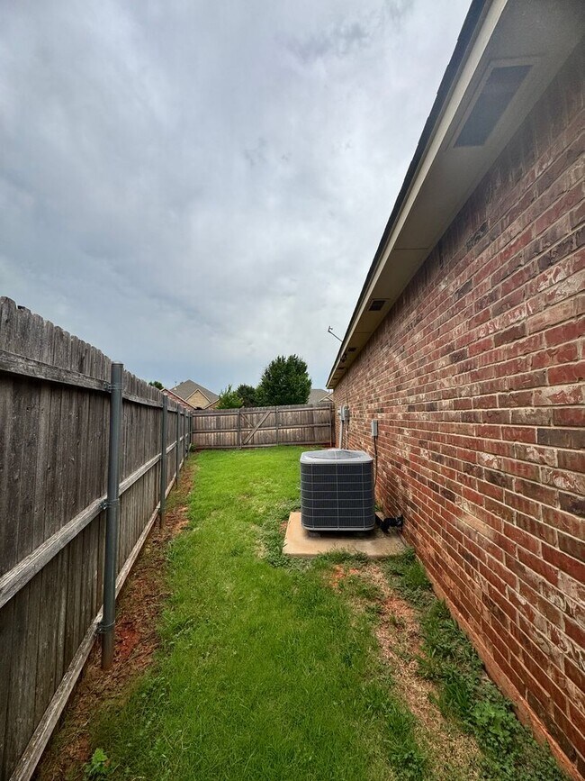 Building Photo - 3 Bed 2 Bath in Edmond!