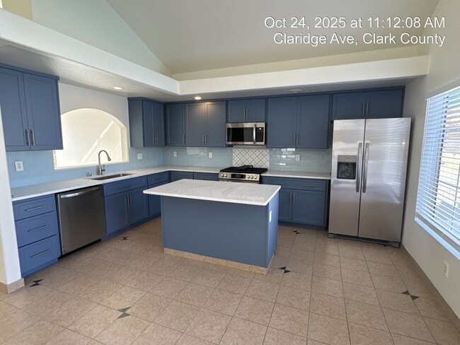 Building Photo - Tri-Level Home with Pool & Spa in Henderso...