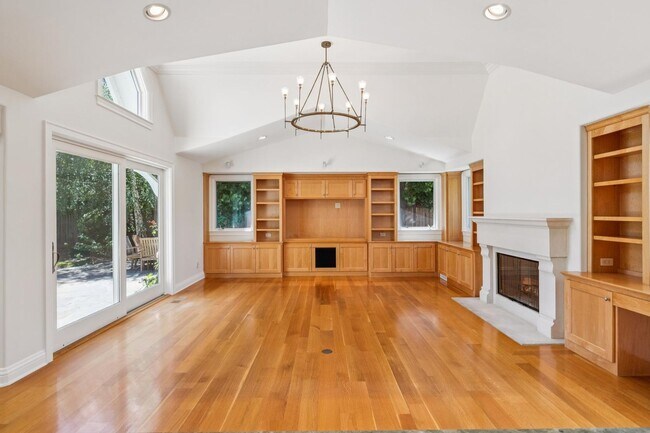 Building Photo - Beautiful, Old-World-style Home in the Heart of Central Menlo Park