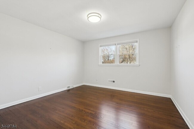 Building Photo - 287 Country Club Dr