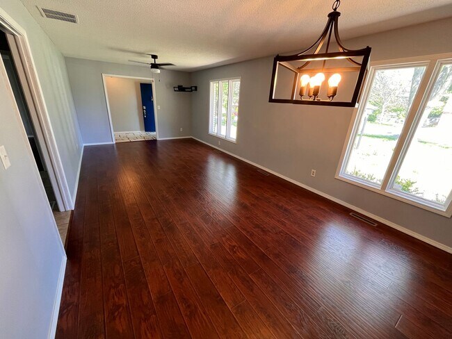 Building Photo - 3-Bed, 2-bath Luxury Southern Hills Designer Home!