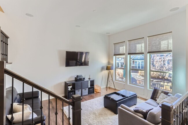 Building Photo - Spacious 2BDR Modern Townhome in Louisville