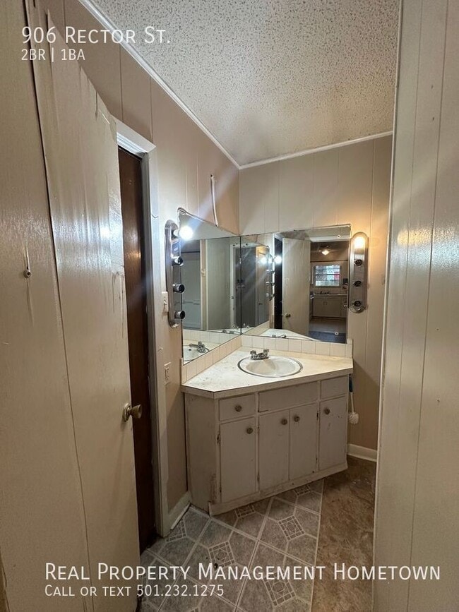 Building Photo - 906 Rector St