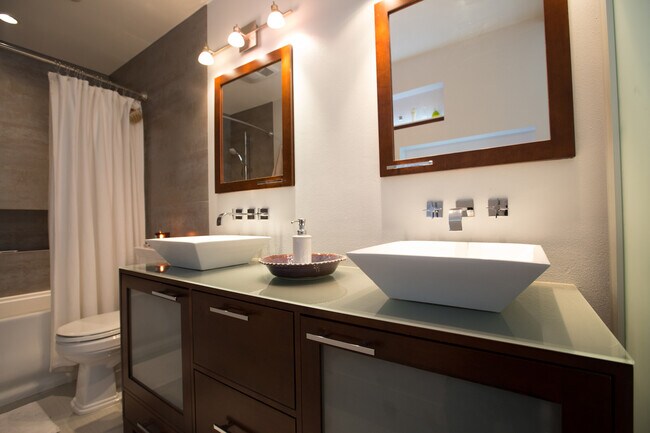 Building Photo - 2508 Arizona Ave