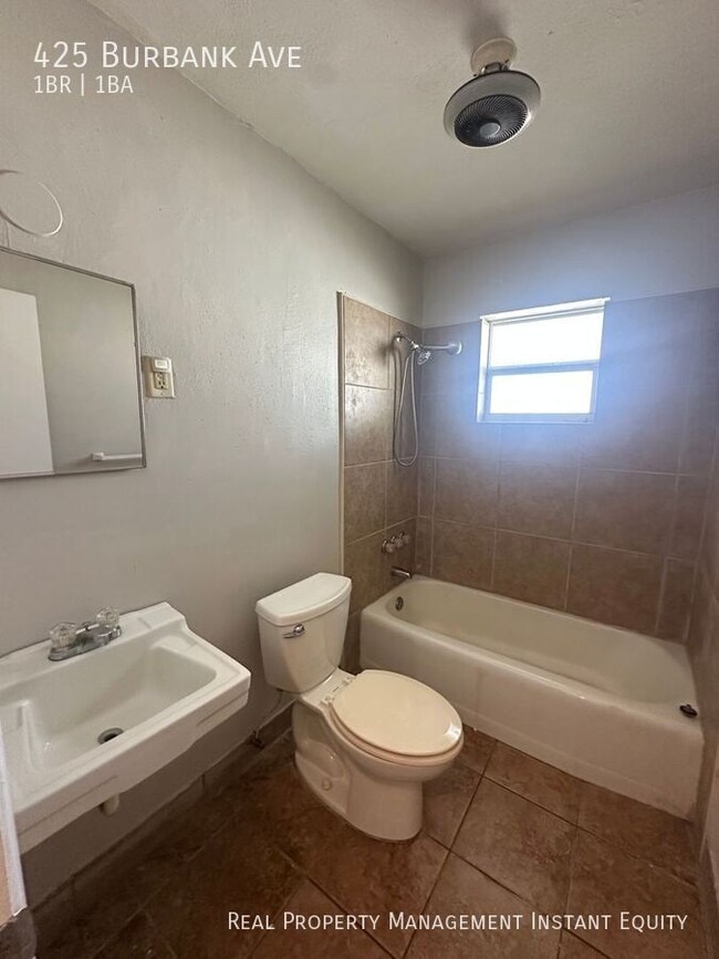 Building Photo - 425 Burbank Ave