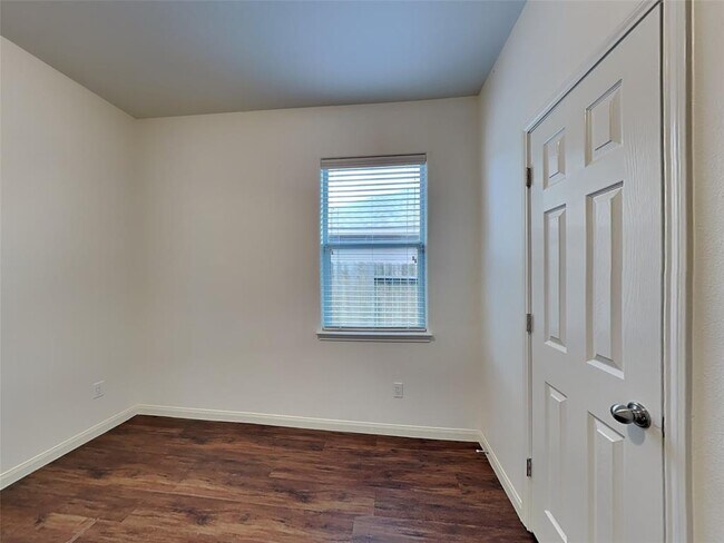 Building Photo - 2037 Vanamen Ct