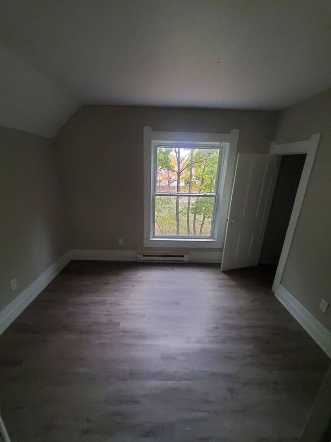 Building Photo - Charming 4-Bedroom Property in Prime Location