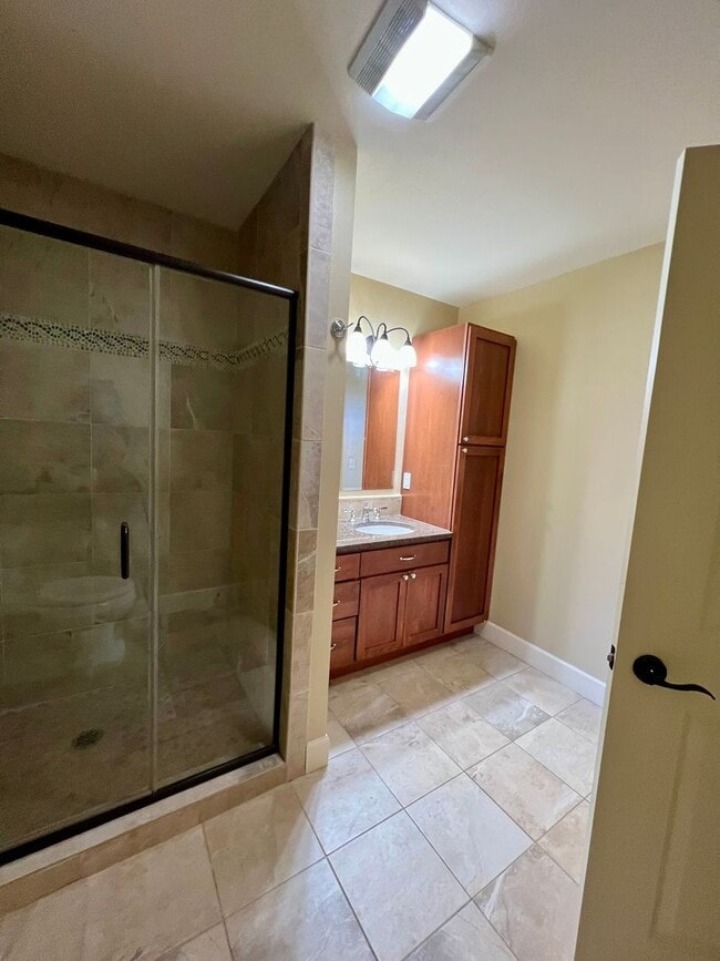 Building Photo - Spacious 2 Bedroom Condo in Fairhaven!