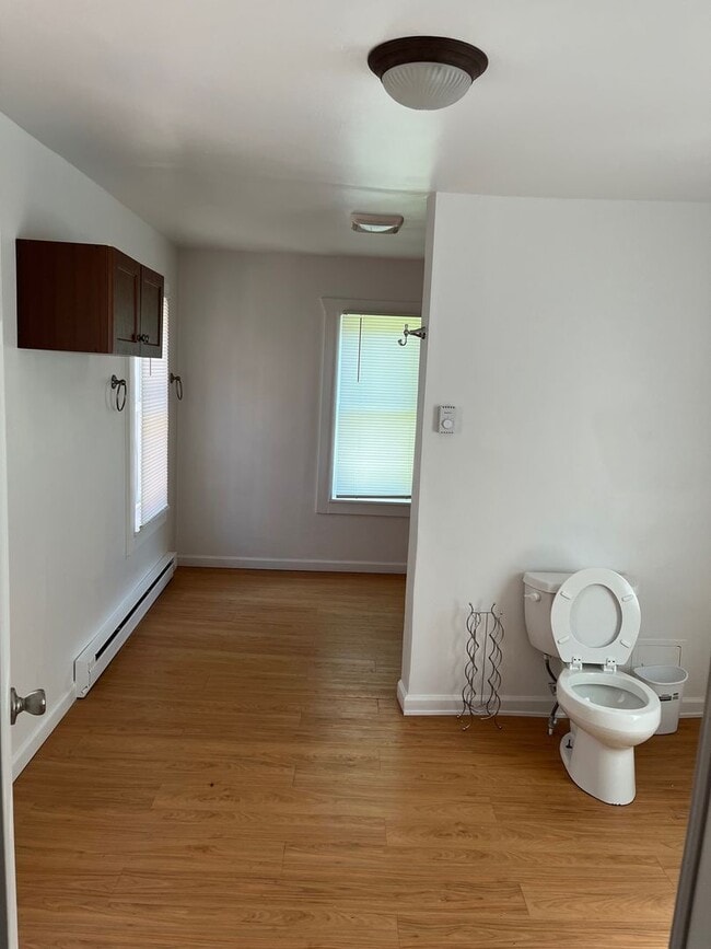 Building Photo - Spacious 3Bed/1 Bath Townhouse