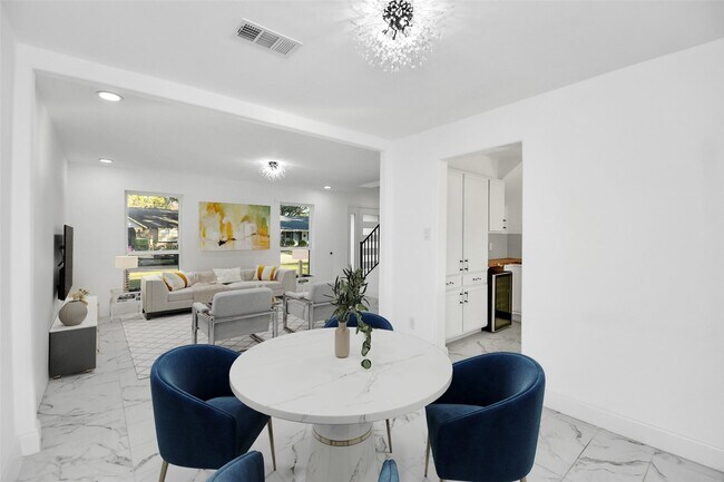 Building Photo - 6035 Cartagena St