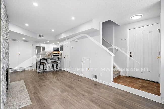 Building Photo - Charming Condo with Washer/Dryer and Mount...