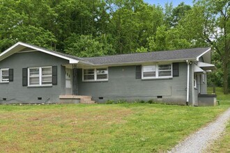 Building Photo - Two Bedroom/One Bathroom Duplex Unit