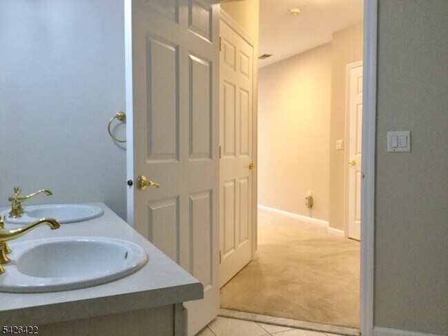 Building Photo - 2112 Clinton Ln