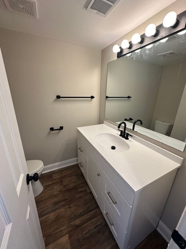 Building Photo - 3 Bed Large Townhome in West Ashley!