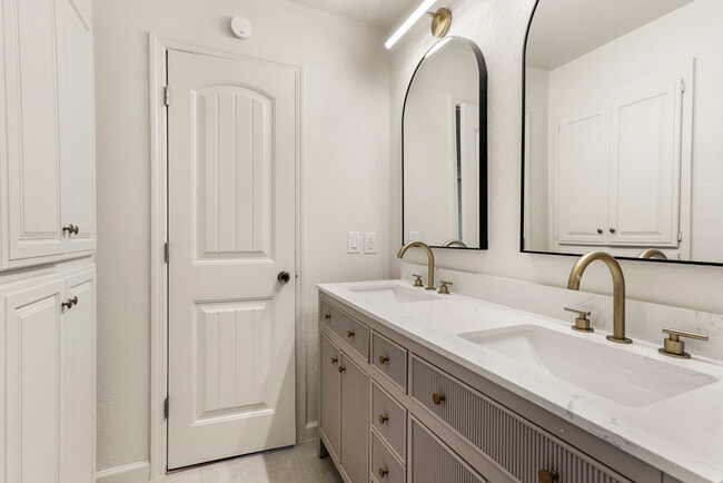 Building Photo - 8747 S 68th E Ave