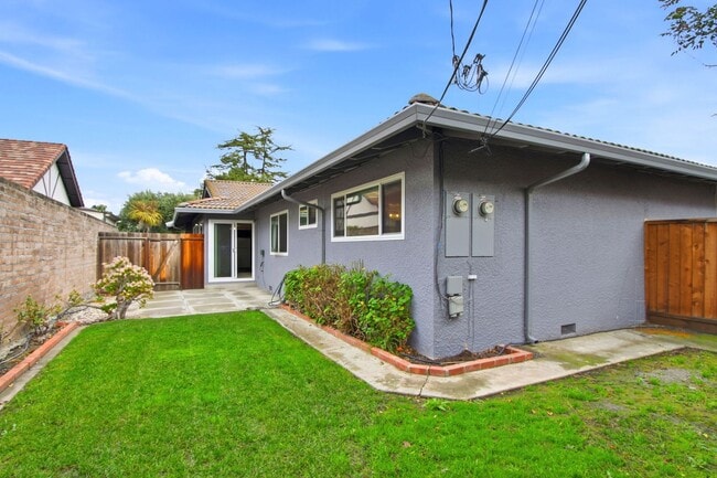 Building Photo - Duplex with 1.5 Bath and One Car Garage