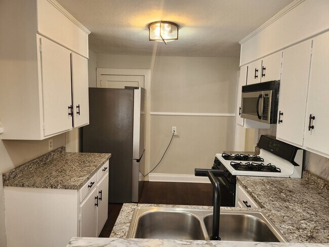 Building Photo - Charming 3-bedroom, 1.5-bathroom home located just a few blocks from Daffin Park