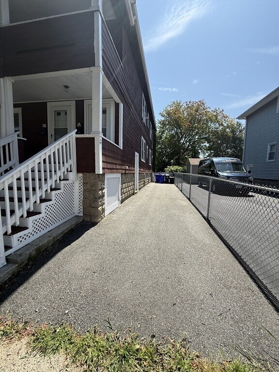 Building Photo - 135 Mills St