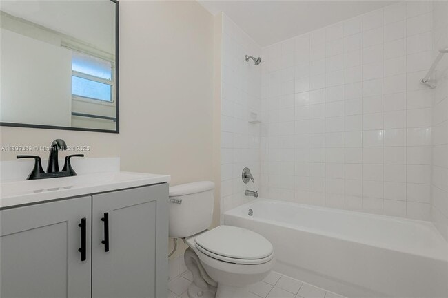 Building Photo - 3211 Sabal Palm Manor