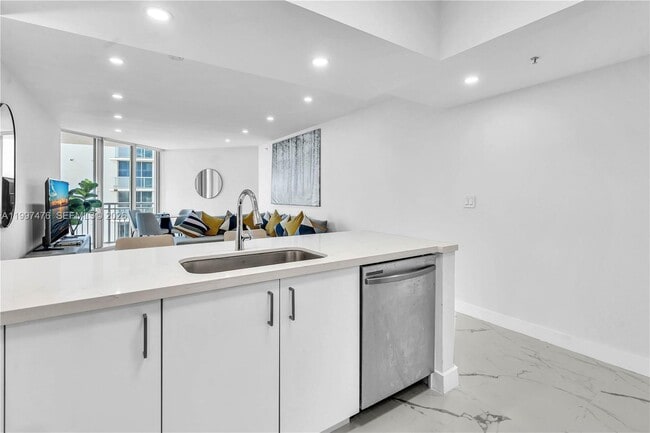 Building Photo - 17375 Collins Ave