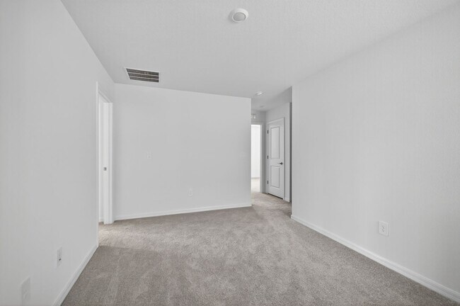 Building Photo - Brand New 6-Bed Available Now!