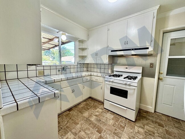 Building Photo - 41 W McKenzie Ave