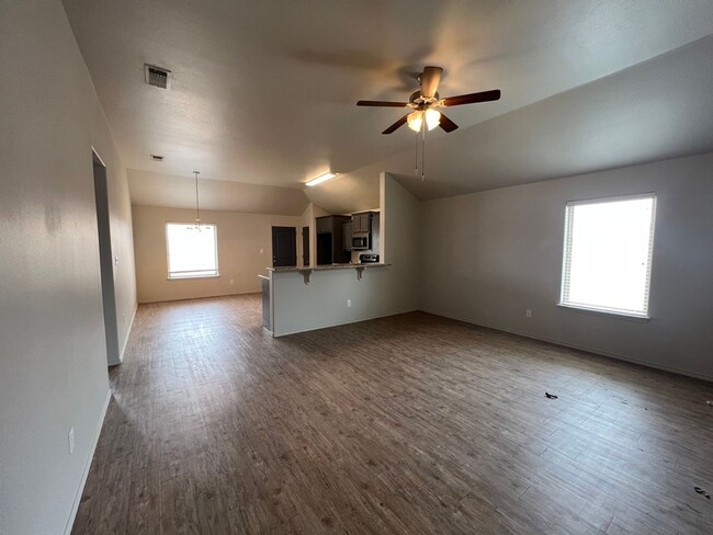 Building Photo - 4 Bedroom Home In Frenship ISD!