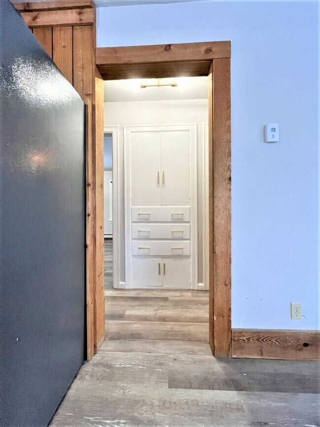 Building Photo - Newly Renovated 3 Bed, 2 Bath With Amazing...