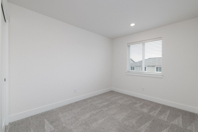 Building Photo - Like-new 3-bedroom, 2.5-bath townhome w/ Garage. Pets OK!
