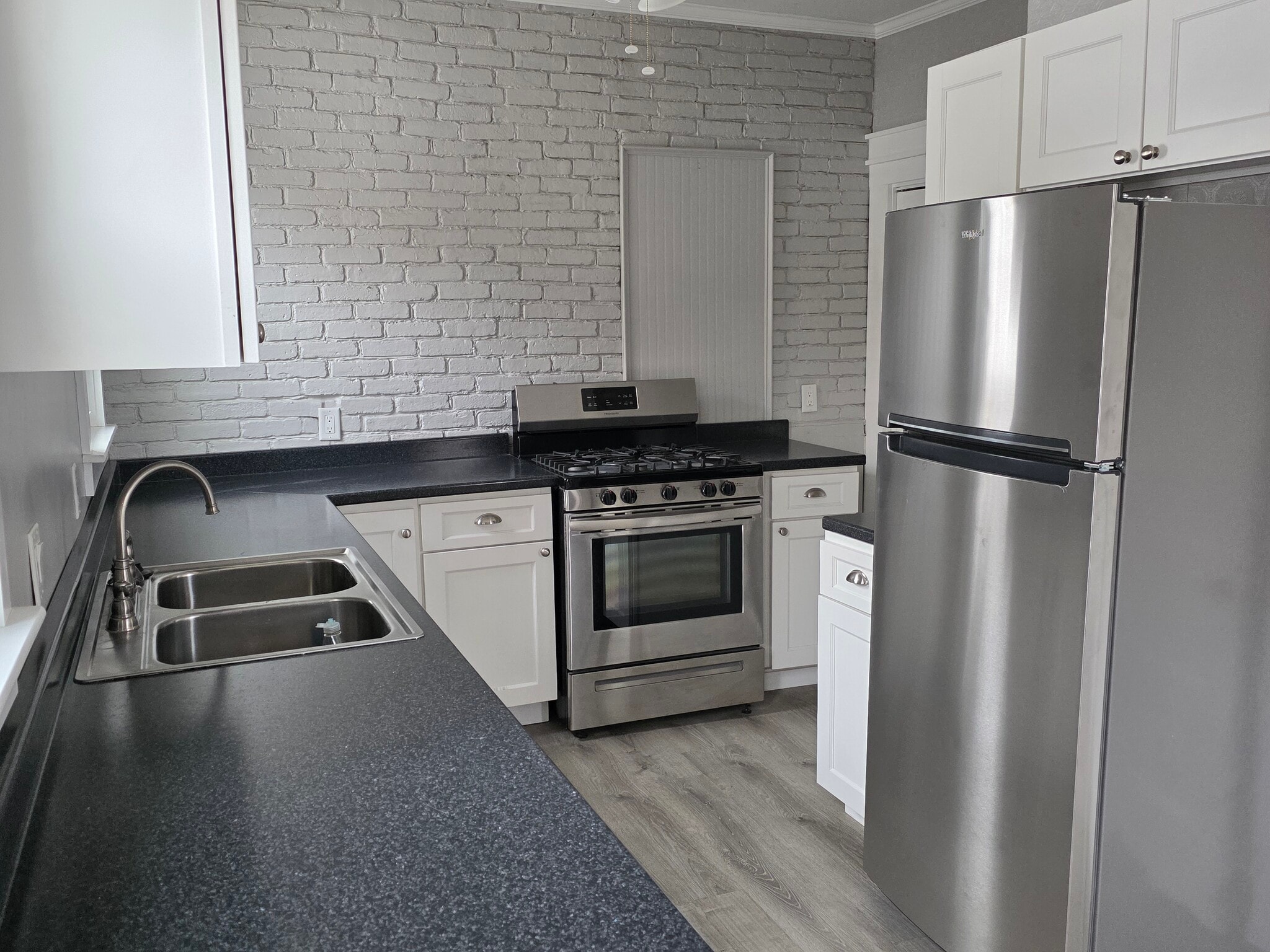 Building Photo - 174 Elm St