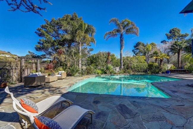 Building Photo - FIVE BEDROOM THREE-AND-A-HALF BATH HOME WI...