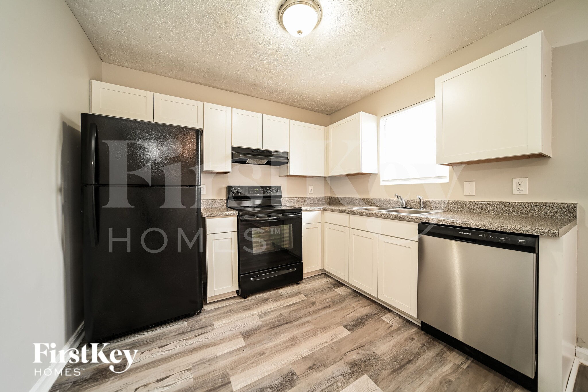 Building Photo - 350 Country Club Dr