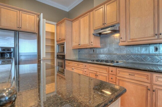 Building Photo - 2406 Wroxton Rd