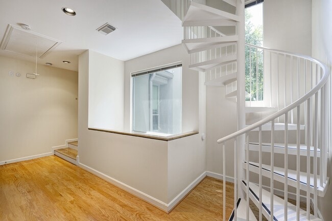 Building Photo - 3107 Greenbriar Dr