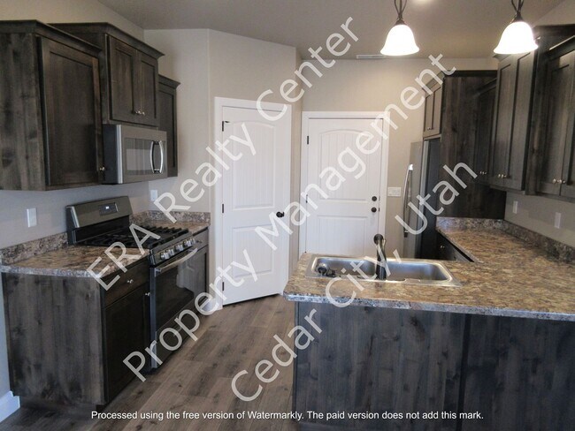 Building Photo - **Move-In Bonus!!! 3 bedroom, 2.5 bath - Newer town home living in the heart of Cedar City!