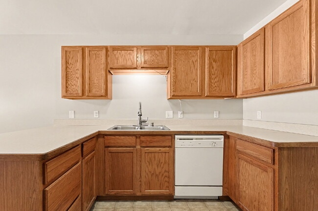 Building Photo - 2 bedroom Duplex - $1250/Month