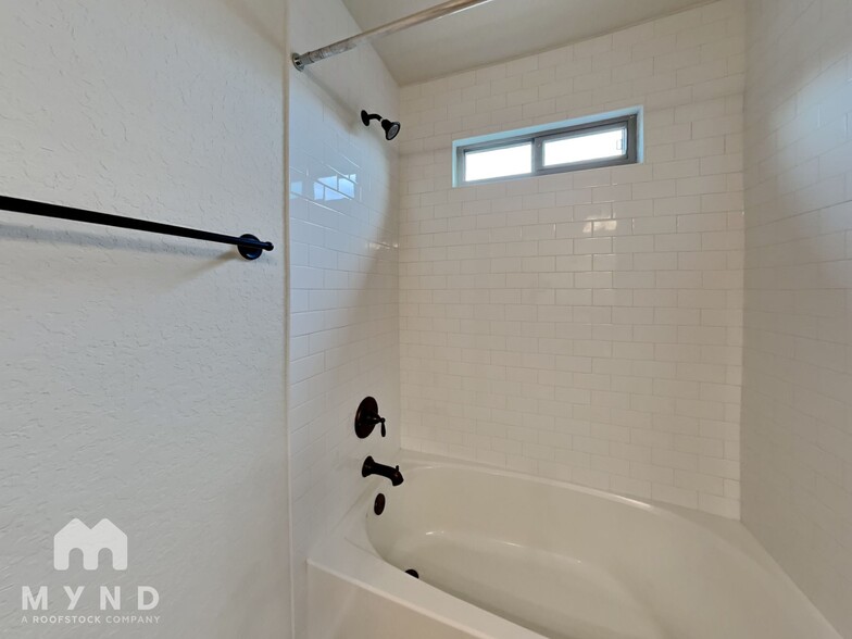 Building Photo - 2230 Sandlewood Cv