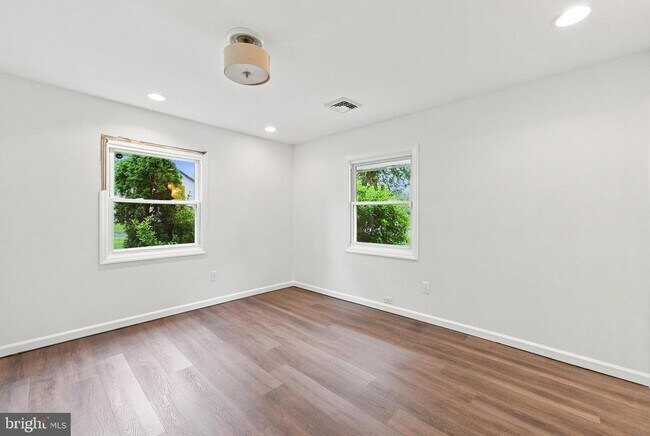 Building Photo - 2 Barnwell Dr