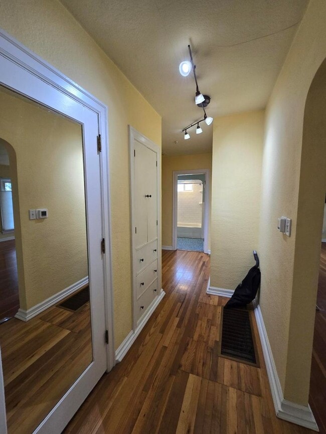 Building Photo - 4 Bedroom, 2 Bathroom House!