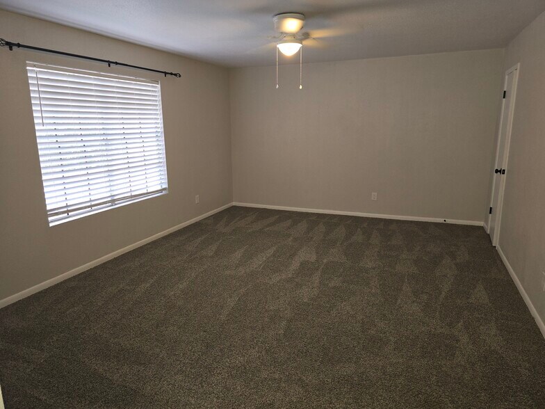 Large3rd bedroom 14' x 24' - 465 Longmeadow St