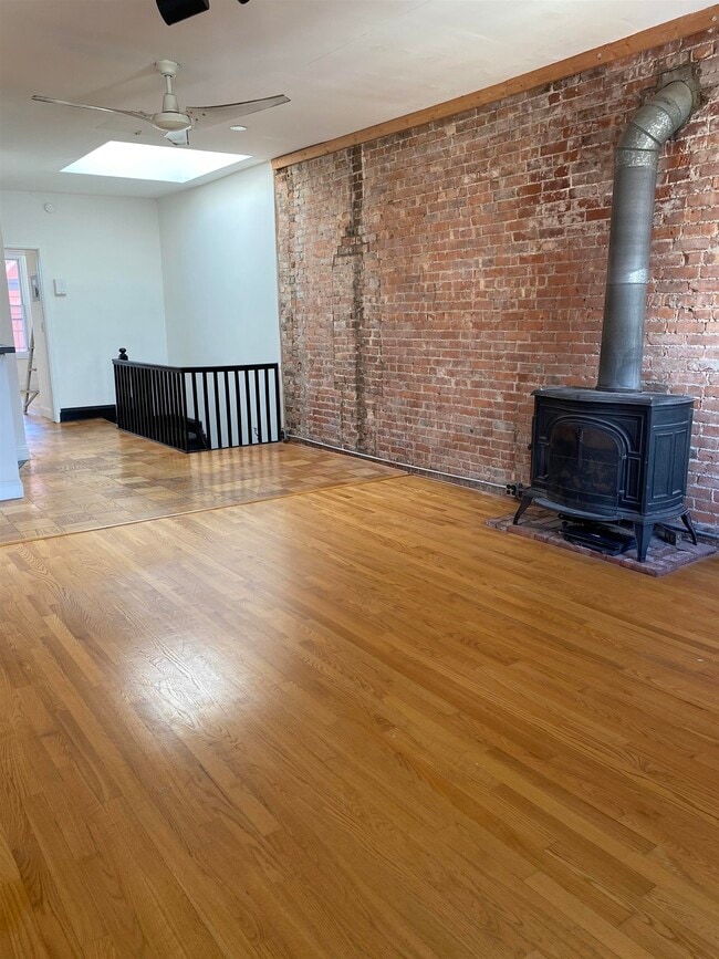 Building Photo - 257 York St