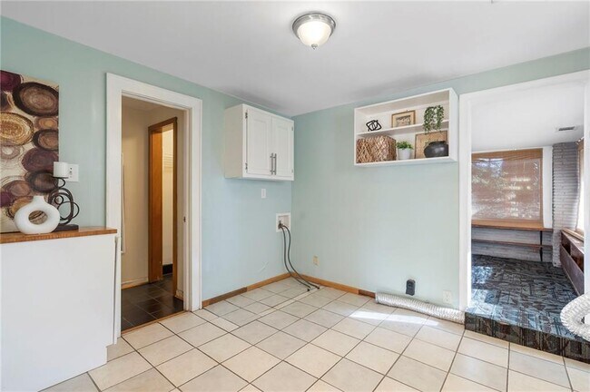 Building Photo - 2451 Warwick Cir NE