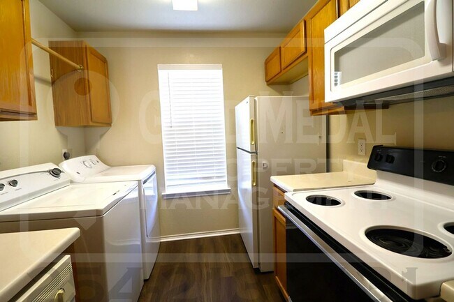 Building Photo - 1708 Spring Rose Cir